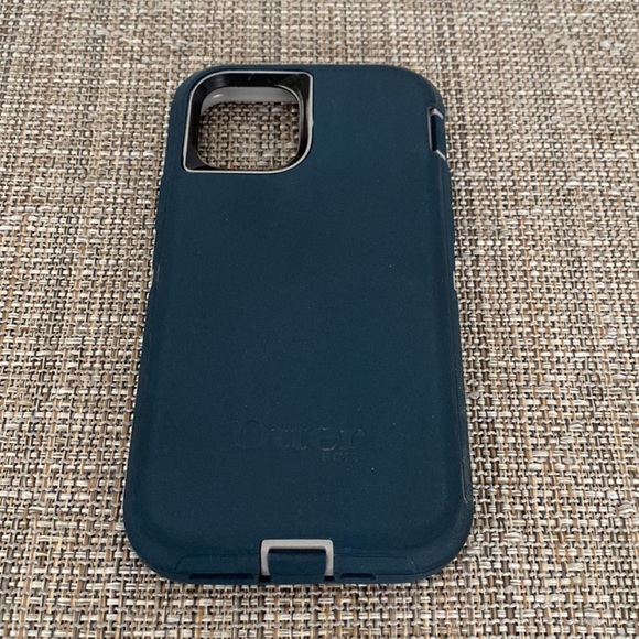 iPhone 11 Pro — protective case by Otterbox - Picture 2 of 3